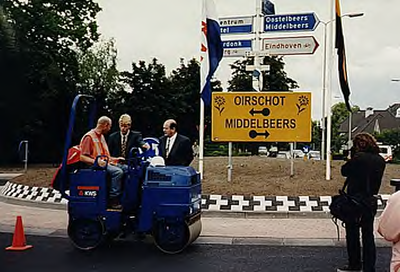 23254 Opening van de gereconstrueerde rotonde Kempenweg - Rijkesluisstraat - Oude Bestseweg door weth. Timmermans (2e ...