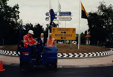 23255 Opening van de gereconstrueerde rotonde Kempenweg - Oude Bestseweg - Rijkesluisstraat door weth. Timmermans. De ...