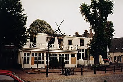 23263 Voorgevel van restaurant De Zwaan na de brand op 25 juli 1995. Over dit onderwerp zijn meerdere foto's in te zien ...