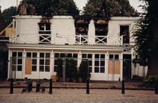 23264 Voorgevel van restaurant De Zwaan, na de brand op 25 juli 1995. Over dit onderwerp zijn meerdere foto's in te ...