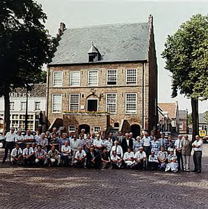 23280 (Oud-)medewerkers van de gemeente Oirschot voor het oude raadhuis, 22-08-1989