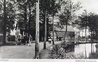 23335 Watermolen in Spoordonk, op voorgrond molenaar Toon van Esch met paard en wagen. Rechts de Beerze, ca. 1915