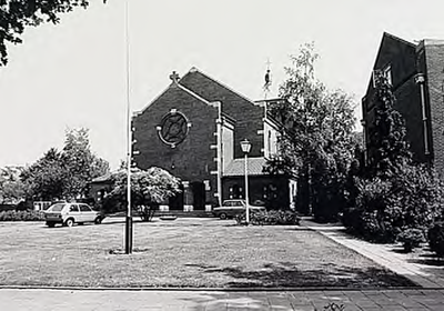 23414 Kerk Sint Antonius van Padua, met gedeelte van de pastorie, aan de Koningin Julianaweg, 08-1983