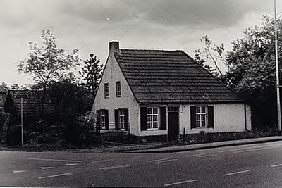 23438 Woonhuis aan de Oirschotseweg, hoek Schutboomweg, 05-1986