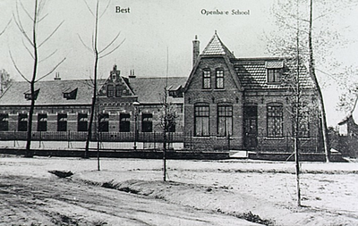 23507 Bernardusschool aan de Schoolstraat, met rechts de onderwijzerswoning, ca. 1935