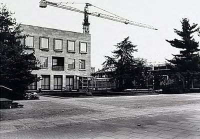 23539 Binnenplaats met de vijver, tijdens de uitbreiding van het gemeentehuis, 28-04-1988