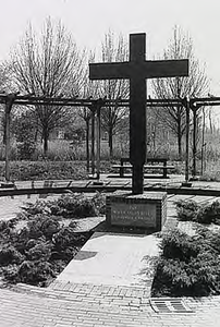 23564 Herdenkingskruis aan de Tweede Wereldoorlog in het Kruispark, 1986