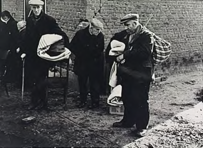 23597 Burgers, die vanwege de oorlogshandelingen hun huis verlaten en geëvacueerd worden, 09-1944