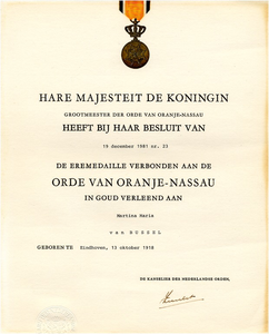 23889 Diploma bij het verlenen van de eremedaille verbonden aan de Orde van Oranje Nassau, 1981