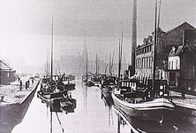 25538 Haven, met rechts timmerfabriek de Rietvink (Kanaaldijk-Noord 5) en links Kanaaldijk-Zuid, 1928