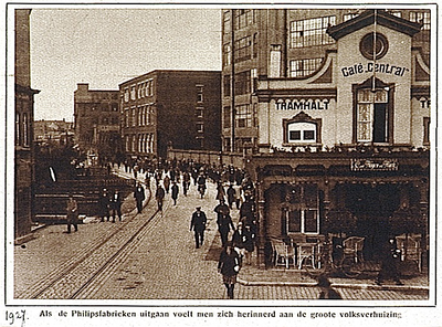 25834 Emmasingel, gezien vanaf de kruising met de Parallelweg met op de hoek café Central, 1927