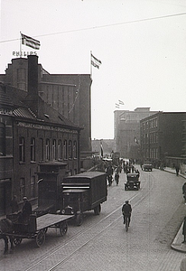 25839 Emmasingel, met Drukkerij Snep & Van Piere op nr. 5 en hoedenfabriek Spoorenberg op nr. 7. Rechts het ...