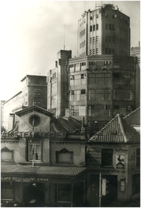 25846 Emmasingel, met de Philipsfabrieken en de lichttoren met ervoor café 'Emma', 1927 - 1932