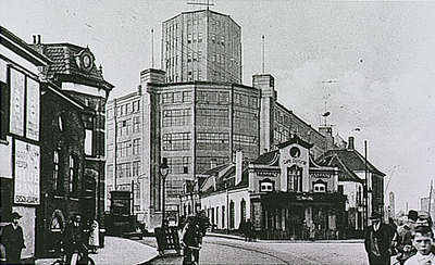 25850 Emmasingel, met in het midden café Central, gezien vanaf de Parallelweg, 1929 - 1930