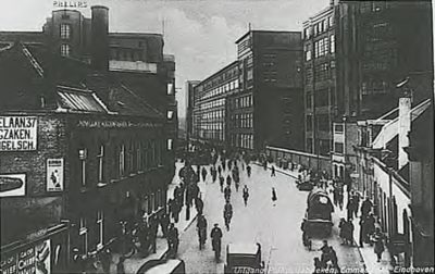 25864 Verkeersdrukte: het uitgaan van de Philipsfabriek. Links de hoedenfabriek Spoorenberg op nr.7, 11-1933 - 11-1937
