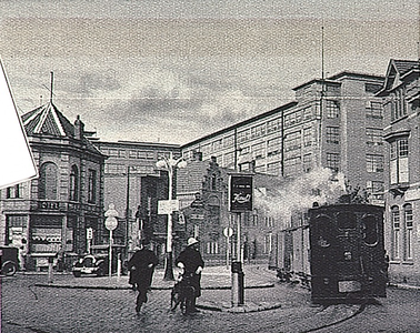 25866 Emmasingel, gezien vanaf de Keizersgracht met de stoomtram voor goederenvervoer, 1932 - 1933