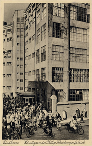 25871 Verkeersdrukte: het uitgaan van de Philipsfabriek, 1933 - 1937