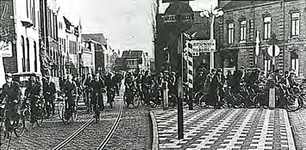 25883 Verkeersdrukte: het uitgaan van de Philipsfabriek, 16-01-1936