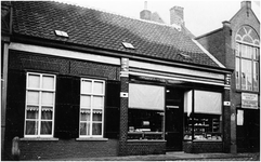25987 Fellenoord, oude situatie / 2e gedeelte. Kruidenierswinkel en woonhuis wed.Th.van Hapert-Peeters. Rechts het pand ...