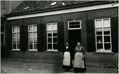 25988 Fellenoord, oude situatie / 2e gedeelte. Woonhuis kruidenier wed.Th.van Hapert-Peeters. Op de foto rechts wed.Van ...
