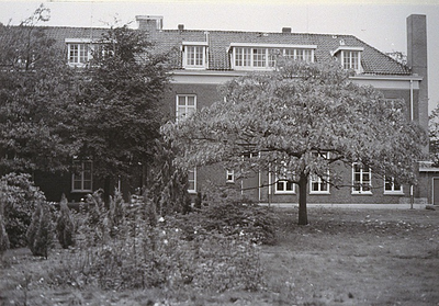 27695 Klooster Zusters van Liefde, Hoogstraat 301a., achterzijde met tuin, 25-10-1980
