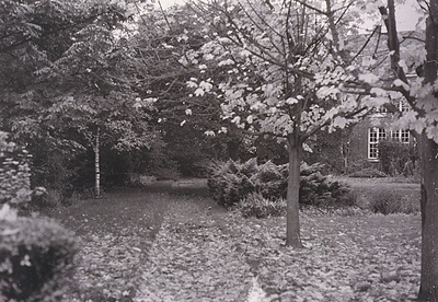 27698 Klooster Zusters van Liefde, Hoogstraat 301a., achterzijde met tuin, 25-10-1980