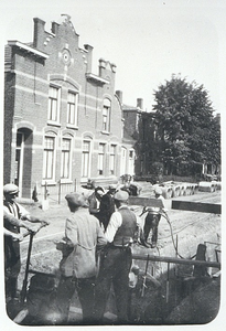 27756 Werkzaamheden aan de Hoogstraat ter hoogte nr.250: aanleg van de riolering, 1933 - 1937