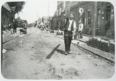 27757 Werkzaamheden aan de Hoogstraat: aanleg van de riolering, 1933 - 1937
