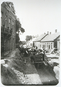 27758 Werkzaamheden aan de Hoogstraat: aanleg van de riolering, 1933 - 1937