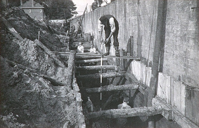 28205 Serie van drie foto's over de aanleg van de riolering aan de Kanaaldijk-Zuid, 1948 - 1952