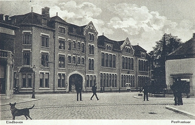 28542 Gemeentelijk monument Keizersgracht, met het hoofdpostkantoor op nr. 1, gezien in de richting van de Wal, 19-7-1918