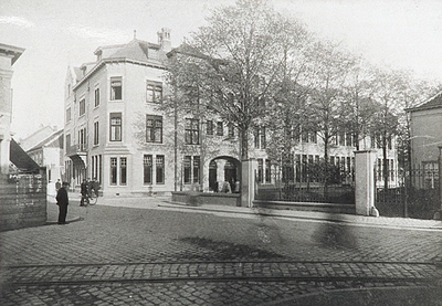 28561 Hoofdpostkantoor, Keizersgracht 1, met op de voorgrond rails van de stoomtram, 1909