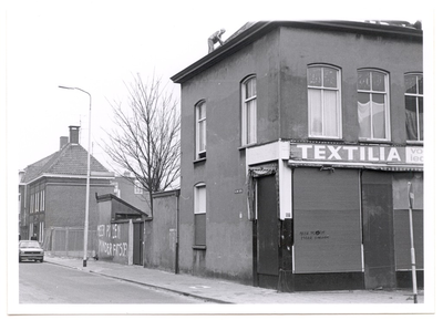 28787 Discriminerende leuzen Textilia: Meer potten minder fatsoen!, 28-11-1980