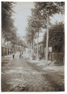 28985 Kruisstraat. Mevr. Prins-Vels, vroedvrouw op de fiets, 1905
