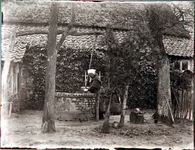 29046 Oud-Brabantse boerderij, met boerin in klederdracht, 12-1922
