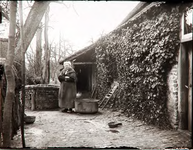29047 Oud-Brabantse boerderij, met boerin in klederdracht, 12-1922