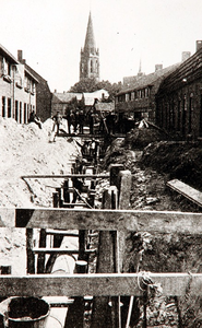 29049 Wegwerkzaamheden aan de Laagstraat: aanleg riolering, 1930