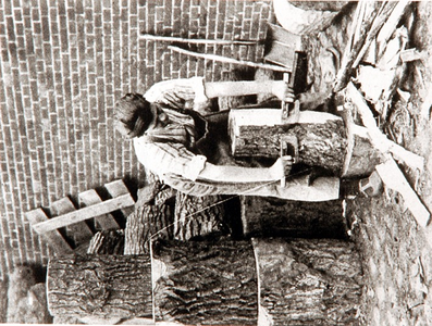 29262 Het productieproces in luciferfabriek De Molen: Het ontdoen van de bast van houtblokken met een hakmes, 1927 - 1928