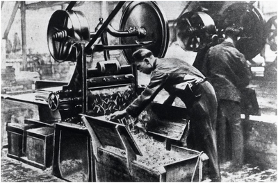 29264 Het productieproces in luciferfabriek De Molen: Het snijden van lucifers door een stekkenslagmachine, 1927 - 1928