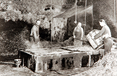 29265 Het productieproces in luciferfabriek De Molen: Het dopen van de lucifers in een zwavelbad, 1927 - 1928
