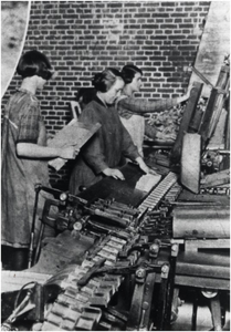 29267 Het productieproces in luciferfabriek De Molen: Het machinaal vullen van de doosjes, 1927 - 1928