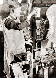 29268 Het productieproces in luciferfabriek De Molen: Etiketten plakmachine, 1927 - 1928