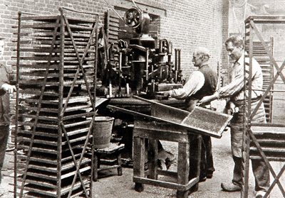 29270 Het productieproces in luciferfabriek De Molen: Bak van lucifers voor het vullen van de doosjes, 1927 - 1928