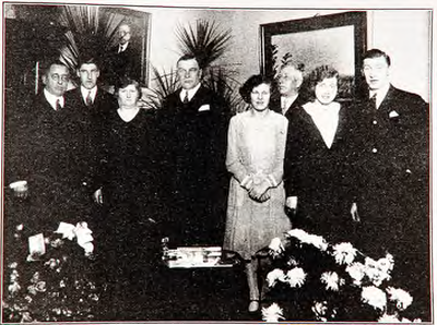 29277 Het vieren van het 25-jarig jubileum van directeur J.Keunen (midden foto) van lucifersfabriek De Molen, 1930
