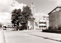 29416 Loderstraat, kruising met Tellegenstraat. Op de achtergrond bejaardenwoningen en de toren van de Maria Reginakerk ...