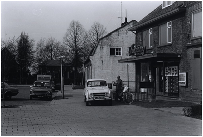 29492 Theo van Nistelrode bij zijn kruidenierswinkel 'van Nistelrooy', Maasstraat 25b. Op de achtergrond de kiosk, 05-03-1977
