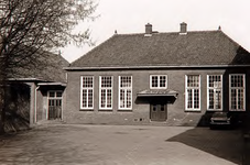 29493 RK-basisschool (voormalig RK-meisjesschool) Maasstraat 105, in het kerkdorp Acht, 20-03-1977