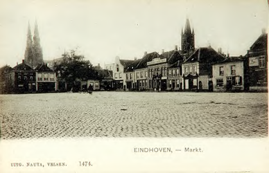 29548 Zuid-westhoek van de Markt. Op de achtergrond links de Sint-Catharinakerk en rechts het stadhuis. Van links naar ...