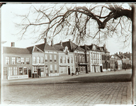 29552 De oostzijde van de Markt. Van links naar rechts o.a. kapperszaak, koffiehuis / logement, Concordia en hotel ...