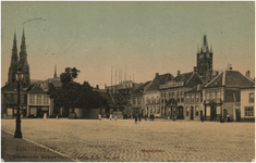 29561 Zuid-westhoek van de Markt. Op de achtergrond links de Sint-Catharinakerk en rechts het stadhuis. Van links naar ...